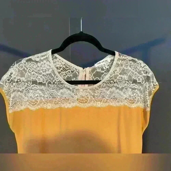 Faith & Joy women’s yellow and lace short sleeve top with‎ bow size S - Picture 2 of 8